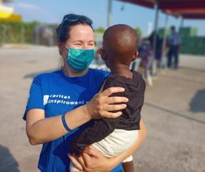 [VIDEO] Poznać swego brata, pomóc swojej siostrze. Caritas Polska wśród uchodźców na Lesbos