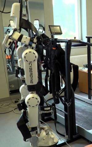 [VIDEO] Roboty rehabilitacyjne pozwalają pacjentom po urazach kręgosłupa wstać z wózka. W Polsce jest jedno takie urządzenie sterowane myślą. Zostało stworzone na uniwersytecie w Tokio, przez firmę Cyberdyne 