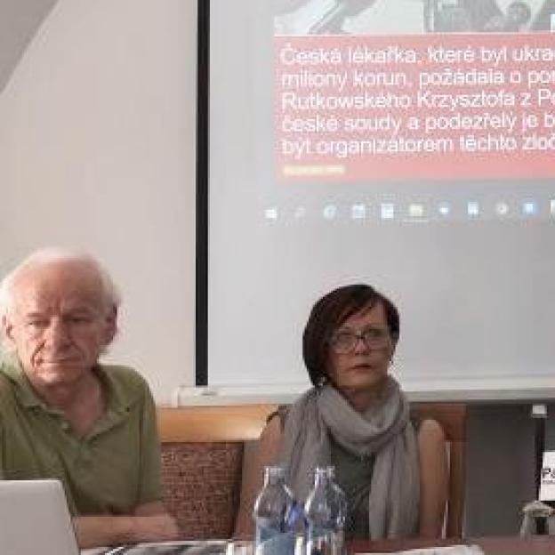 [VIDEO] Polský detektiv Krzysztof Rutkowski v Olomouci v České republice zveřejnil případ české lékařky, které bylo ukradeno luxusní vozidlo Jaguár a 4 000 000 Kč.