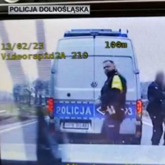 Ukradł busa, uciekał przed policjantami i uderzył w inne auto, zaraz po tym został zatrzymany