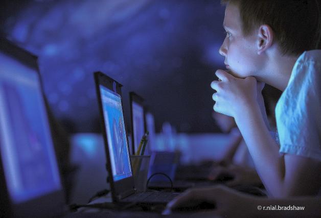 Dzieci spędzają średnio około 18 godzin tygodniowo w internecie. W sieci czeka na nie sporo zagrożeń