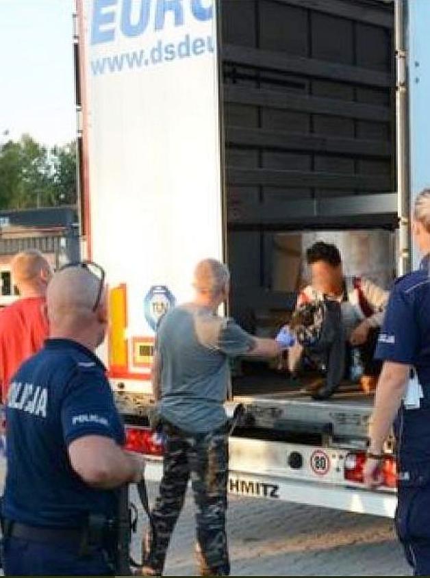 Migrant z Afganistanu w naczepie ciężarówki