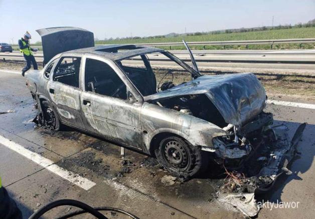 Wypadek na A4 . Strażacy ugasili płonące auto