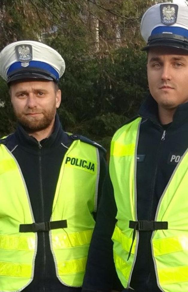 Policjanci drogówki ocalili życie 72-latki, która zasłabła na przejściu dla pieszych