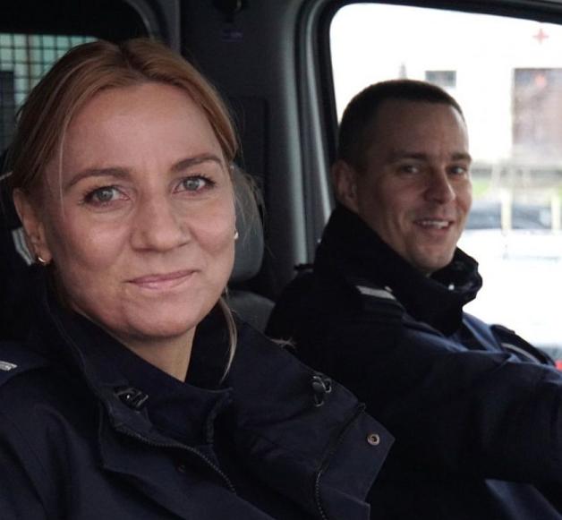 Policjanci wyciągnęli niepełnosprawnego mężczyznę z płonącego auta