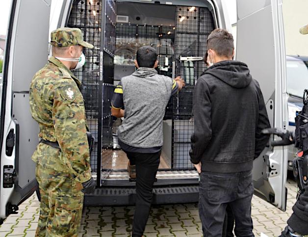 Nielegalni imigranci z Afganistanu ukryci w naczepie ciężarówki. Przekroczyli granicę z Czech do Polski