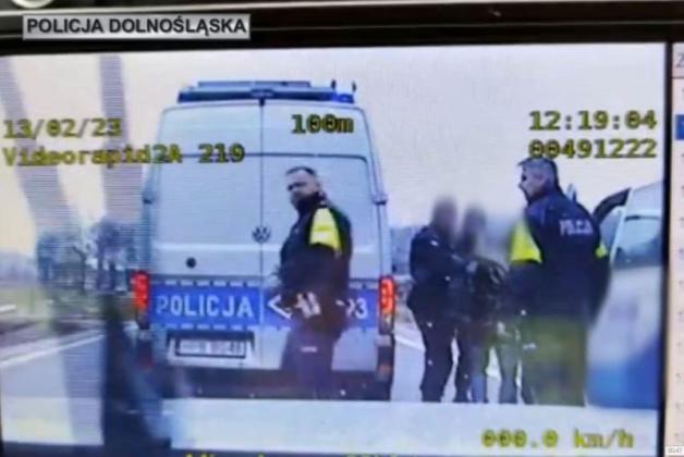 Ukradł busa, uciekał przed policjantami i uderzył w inne auto, zaraz po tym został zatrzymany